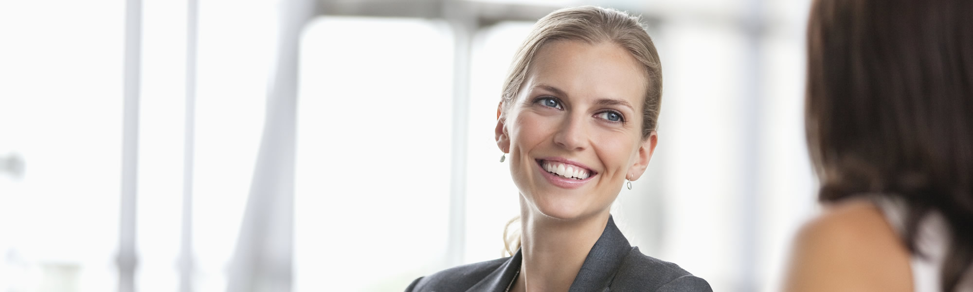 Kvinnlig rådgivare till företag genom Advisory Services.
