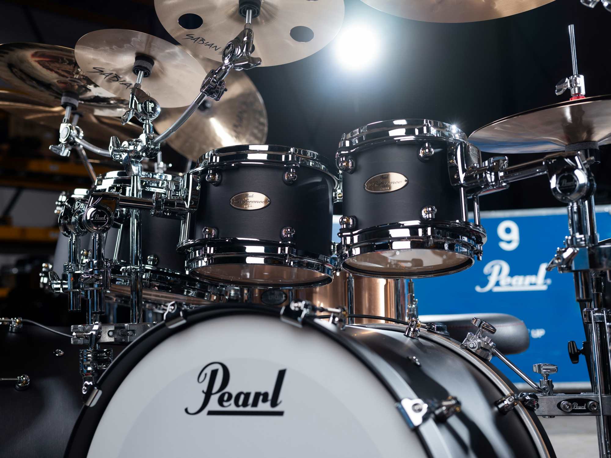 Riktiga trummor avsedda att spelas av musiker, med case för transport i bakgrunden