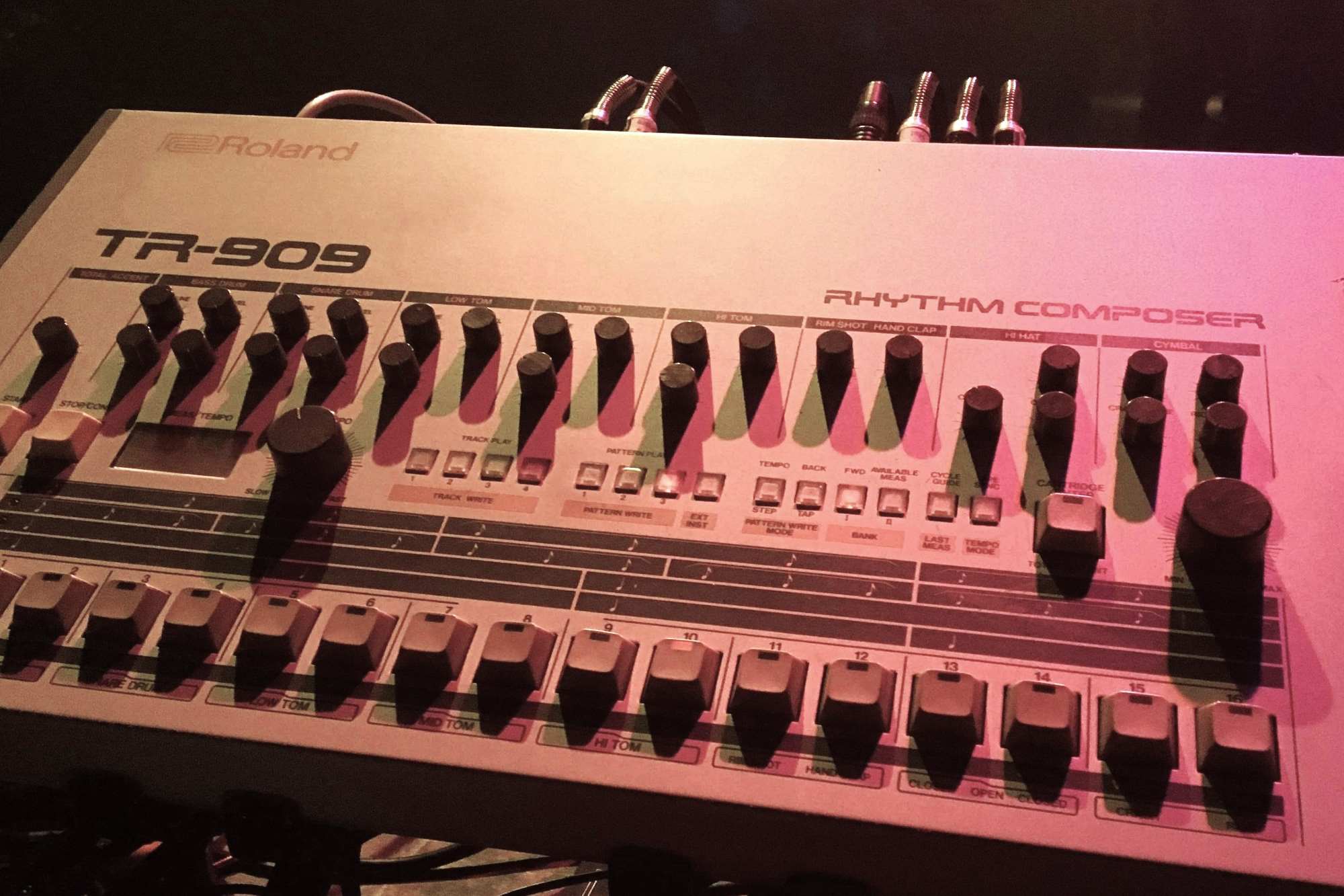 Trummaskinen Roland TR-909, kan skapa syntetisk musik i form av trumljud.