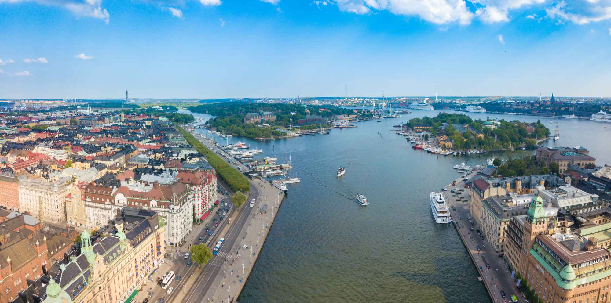 Supervizion hjälper till med ekonomi och är representerat i Stockholm, bilden visar Nybroviken med båtar i vattnet från ovan med Strandvägen och Skeppsholmen i bakgrunden..