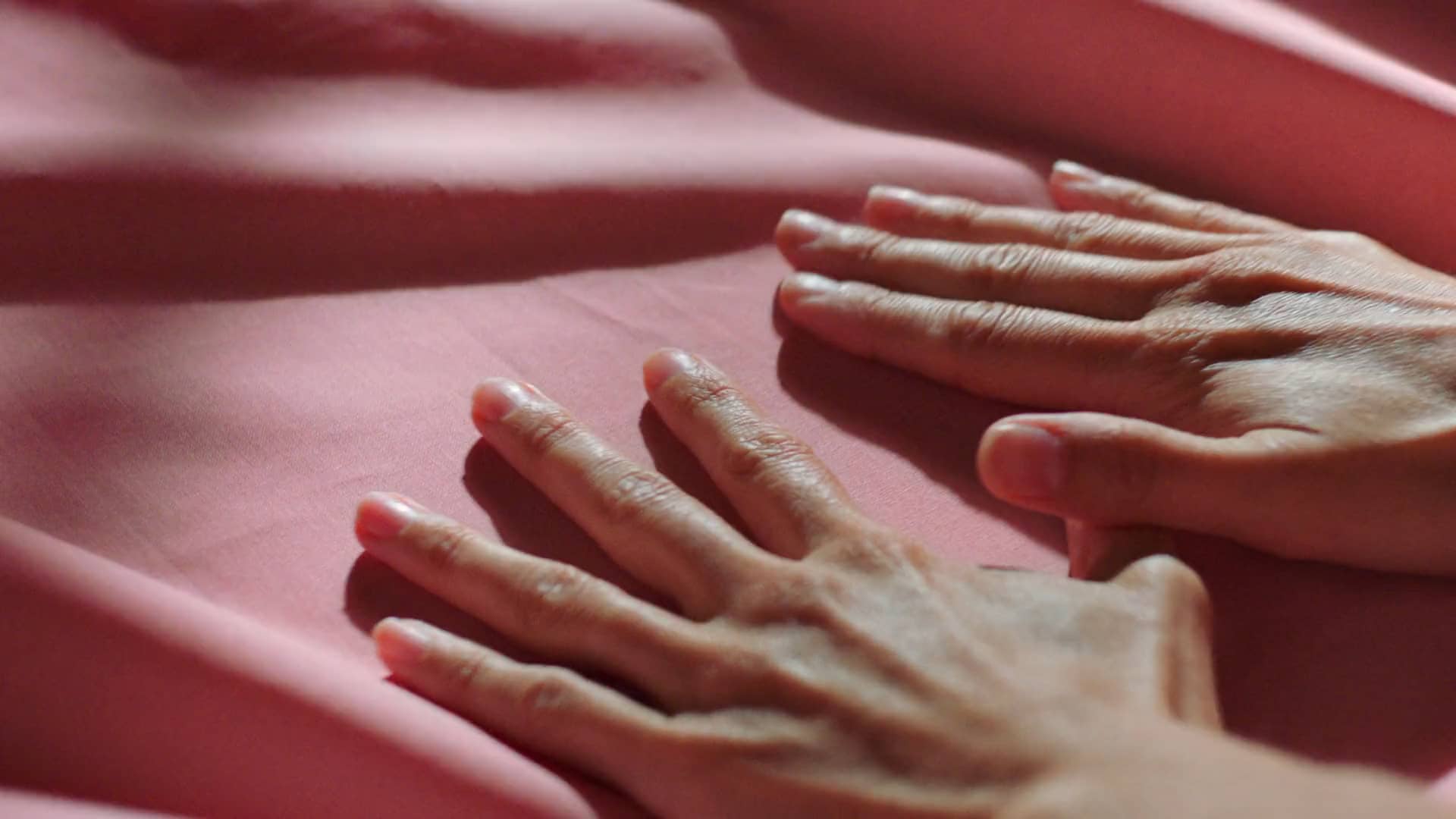 Supervizion: IKEA Lyskraft musik för reklamfilm. Bild från reklamfilmen som visar händer som arbetar med tyg.