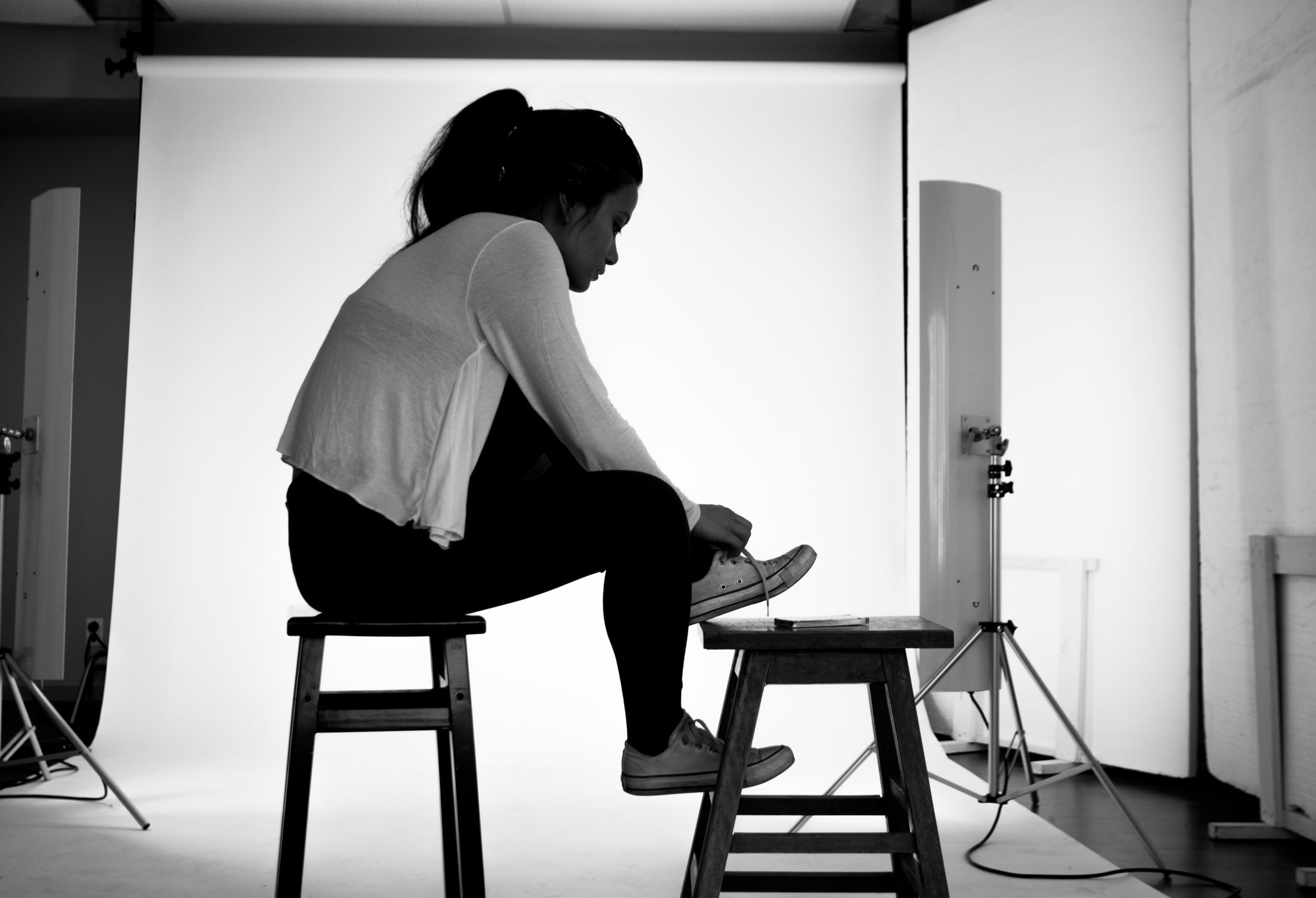 Yuccies (Young Urban Creatives) i Stockholm. Bilden visar fotostudio med kvinna som förbereder fotografering.